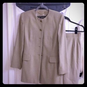 Skirt suit size36 light beige wool.